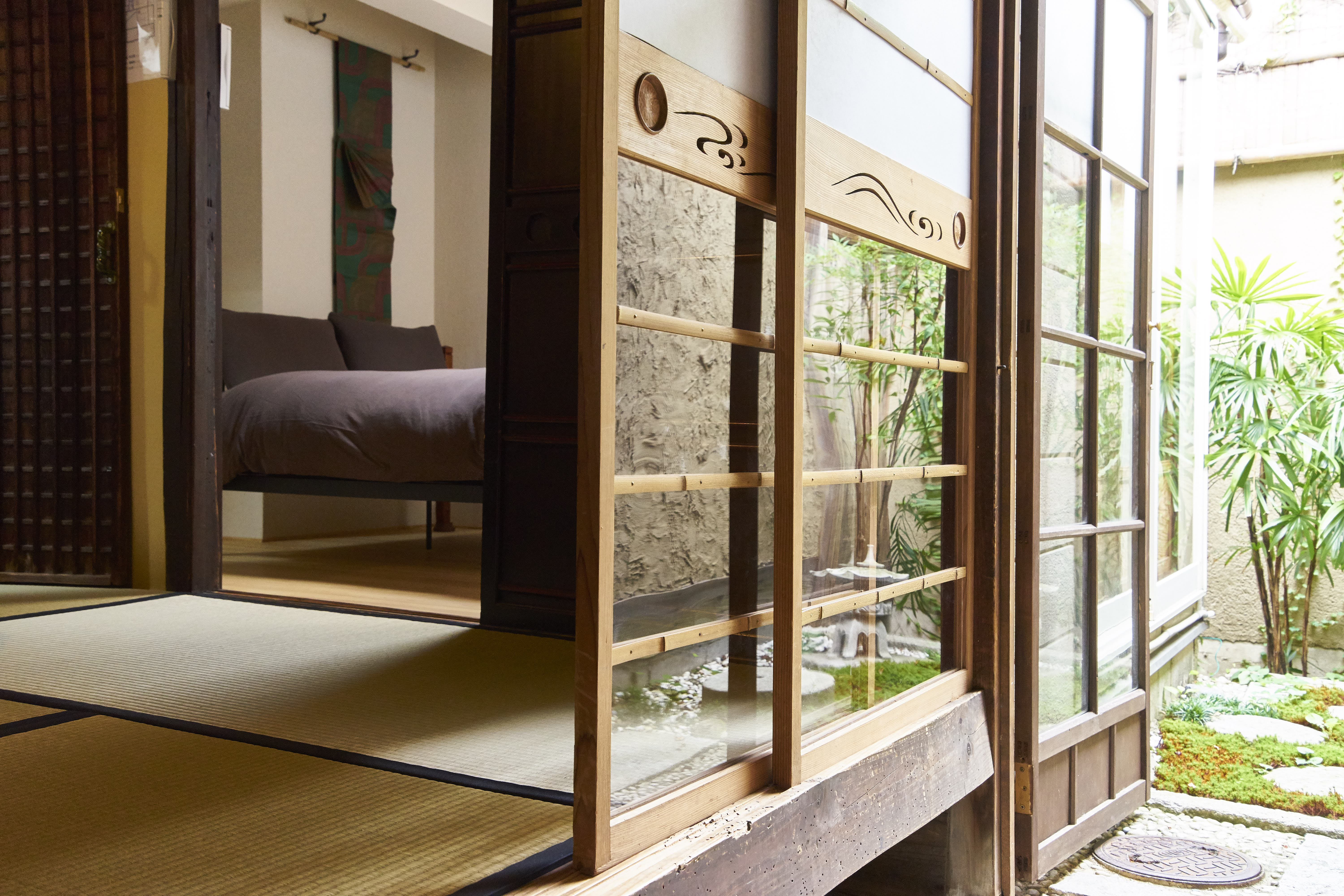 Koke-An living room opening onto the moss garden