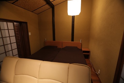 Nodoka-An twin bedroom with warm wood walls