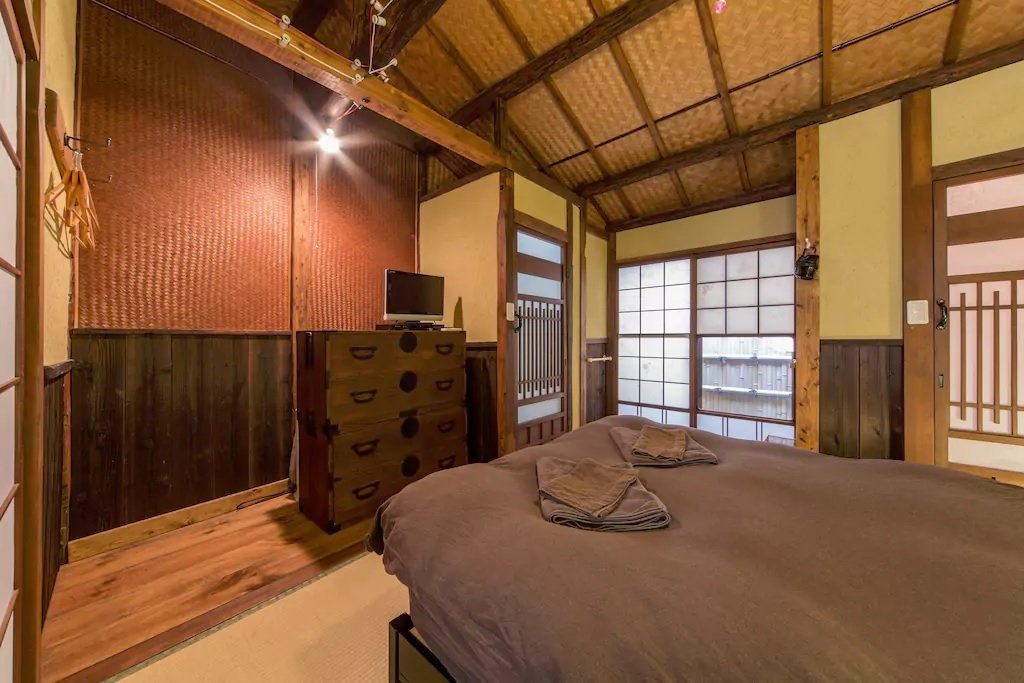 Shirakawa Cottage romantic double bedroom with golden lighting