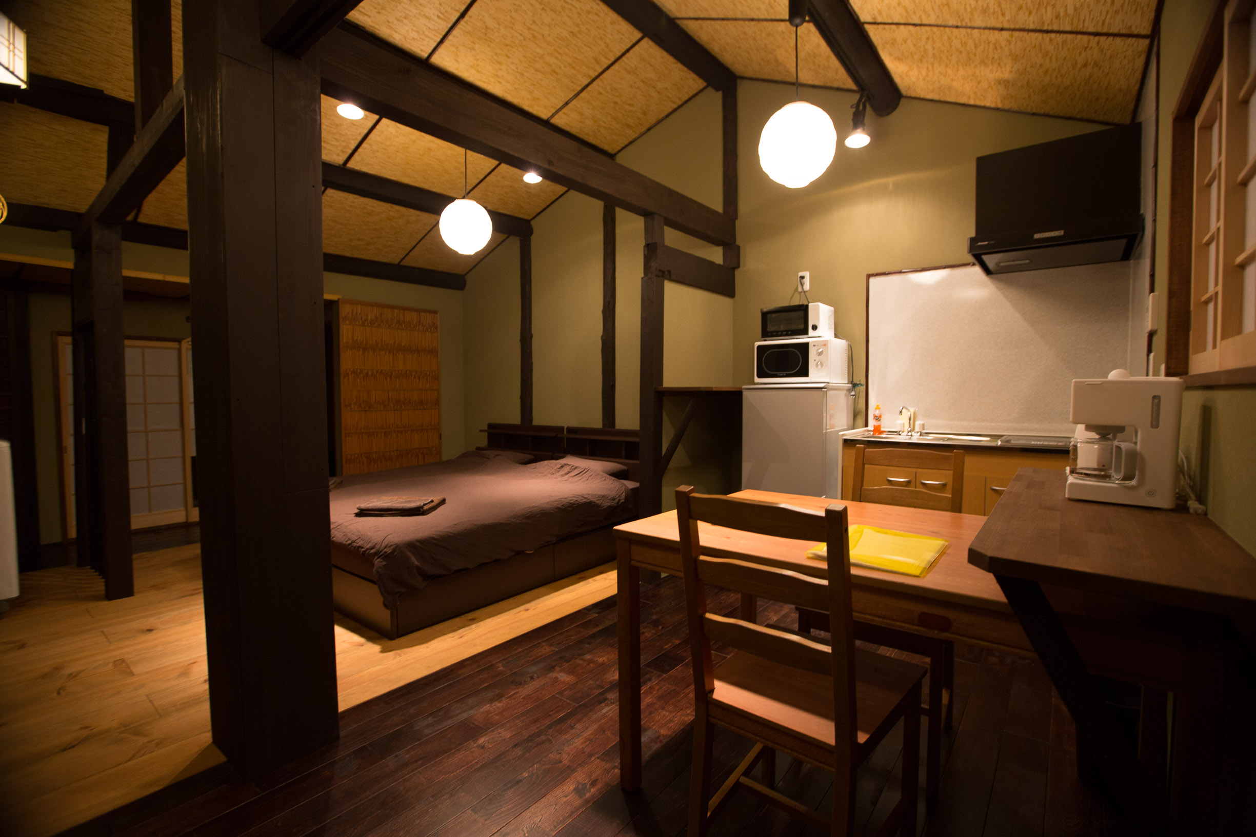 Shizuka-An intimate living space with warm shadows